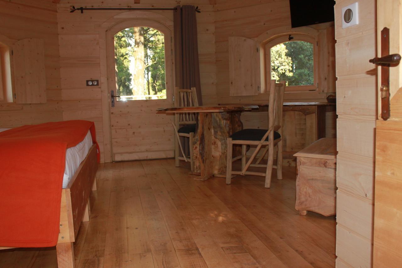 Les Cabanes Dans Les Bois Logis Hotel Villedubert Rom bilde