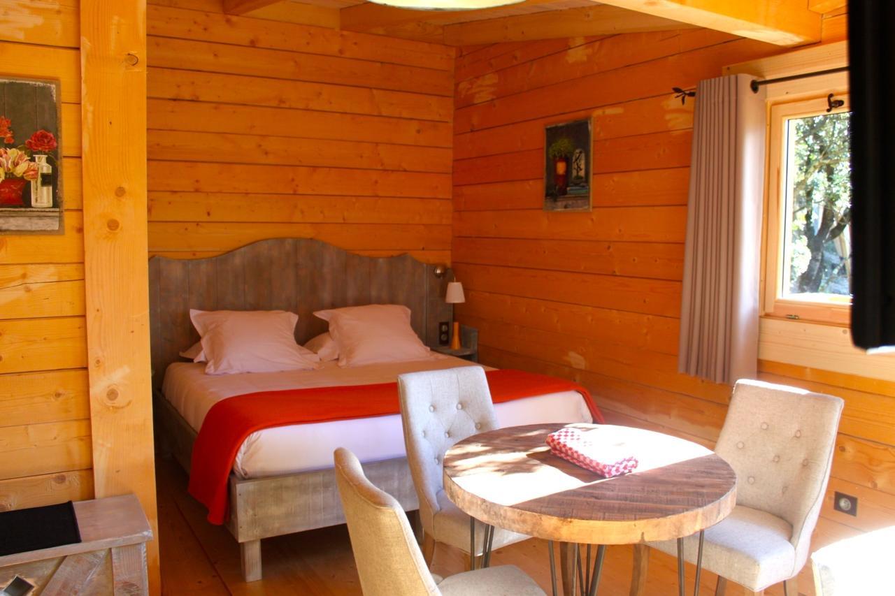 Les Cabanes Dans Les Bois Logis Hotel Villedubert Rom bilde