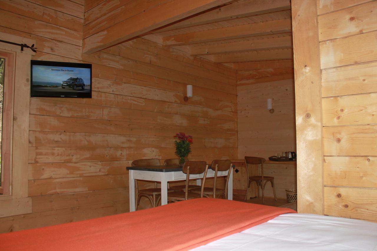 Les Cabanes Dans Les Bois Logis Hotel Villedubert Rom bilde